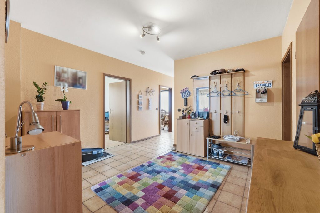 Gütelhöfer Immobilien - Immobilienangebot - Euskirchen / Flamersheim - Alle - Vermietetes Zweifamilienhaus mit Entwicklungspotenzial, 2 Garagen und großem Garten in Flamersheim