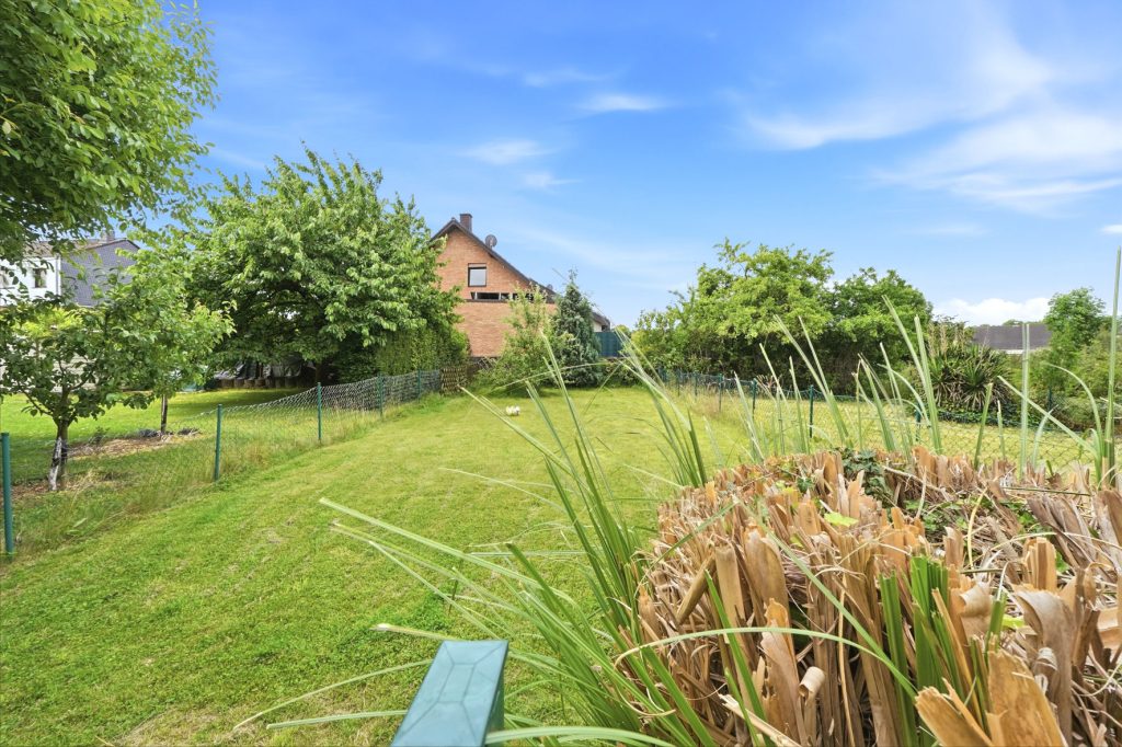 Gütelhöfer Immobilien - Immobilienangebot - Euskirchen / Flamersheim - Alle - Vermietetes Zweifamilienhaus mit Entwicklungspotenzial, 2 Garagen und großem Garten in Flamersheim