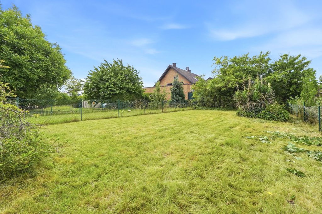 Gütelhöfer Immobilien - Immobilienangebot - Euskirchen / Flamersheim - Alle - Vermietetes Zweifamilienhaus mit Entwicklungspotenzial, 2 Garagen und großem Garten in Flamersheim