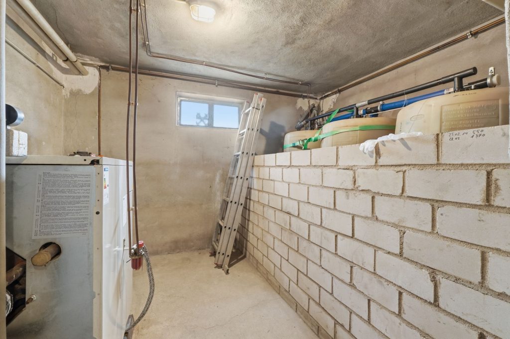 Gütelhöfer Immobilien - Immobilienangebot - Euskirchen / Flamersheim - Alle - Vermietetes Zweifamilienhaus mit Entwicklungspotenzial, 2 Garagen und großem Garten in Flamersheim