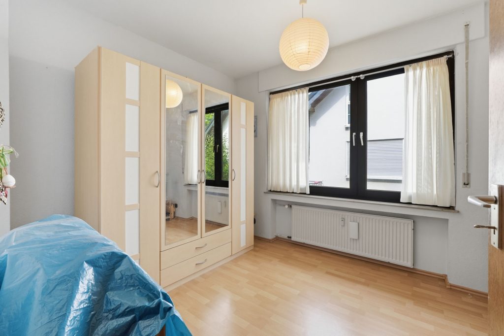 Gütelhöfer Immobilien - Immobilienangebot - Euskirchen / Flamersheim - Alle - Vermietetes Zweifamilienhaus mit Entwicklungspotenzial, 2 Garagen und großem Garten in Flamersheim