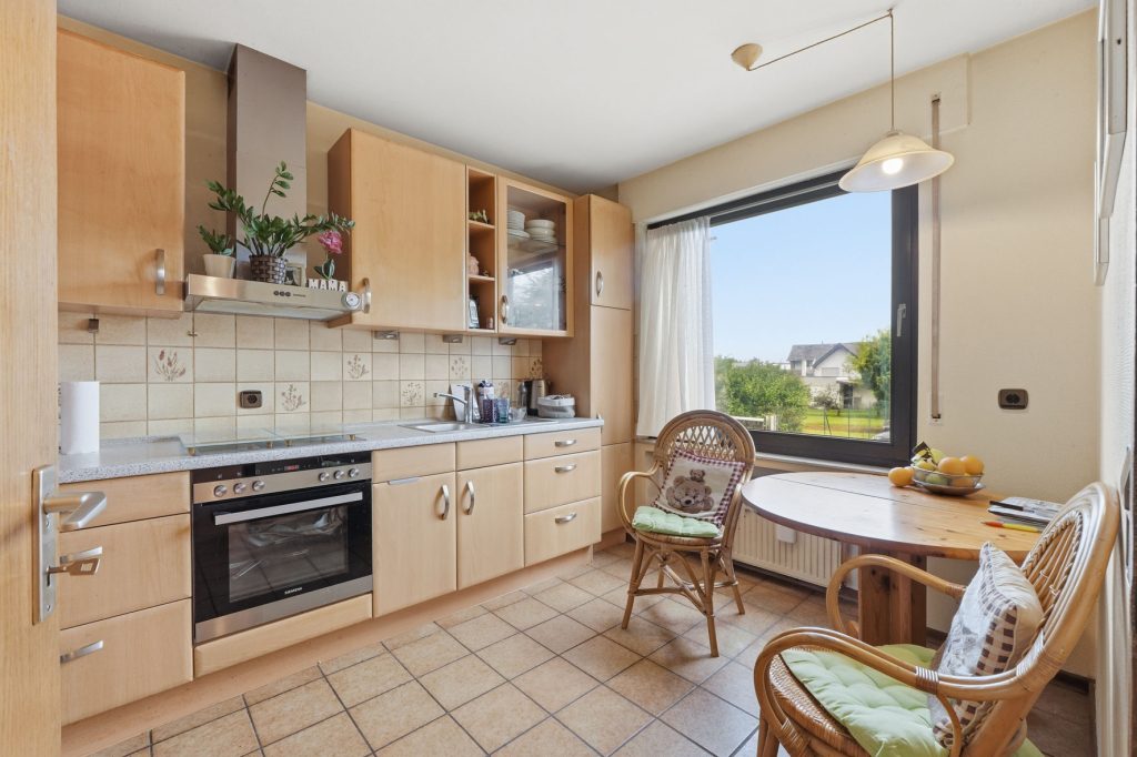 Gütelhöfer Immobilien - Immobilienangebot - Euskirchen / Flamersheim - Alle - Vermietetes Zweifamilienhaus mit Entwicklungspotenzial, 2 Garagen und großem Garten in Flamersheim