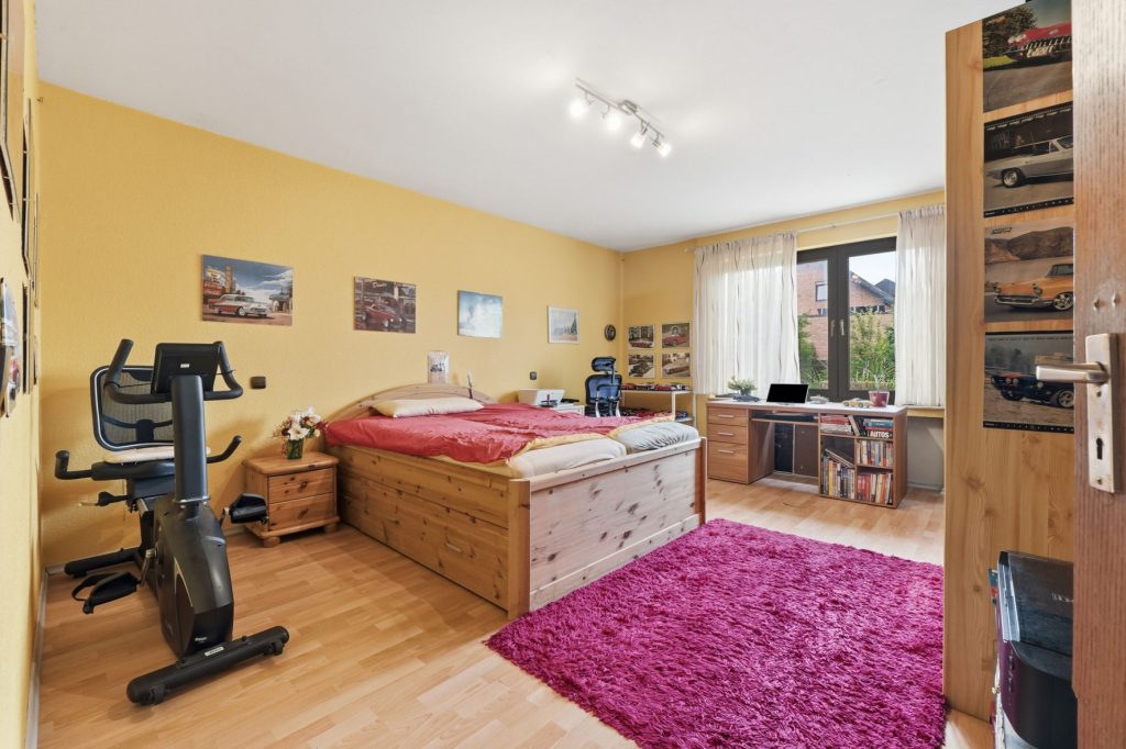 Gütelhöfer Immobilien - Immobilienangebot - Euskirchen / Flamersheim - Alle - Vermietetes Zweifamilienhaus mit Entwicklungspotenzial, 2 Garagen und großem Garten in Flamersheim