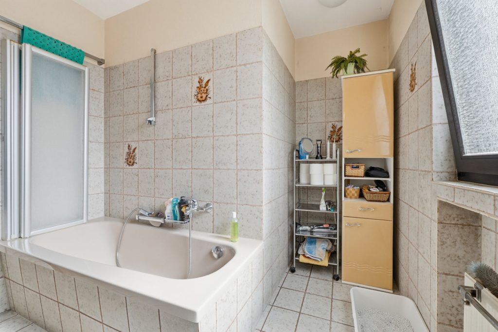Gütelhöfer Immobilien - Immobilienangebot - Euskirchen / Flamersheim - Alle - Vermietetes Zweifamilienhaus mit Entwicklungspotenzial, 2 Garagen und großem Garten in Flamersheim