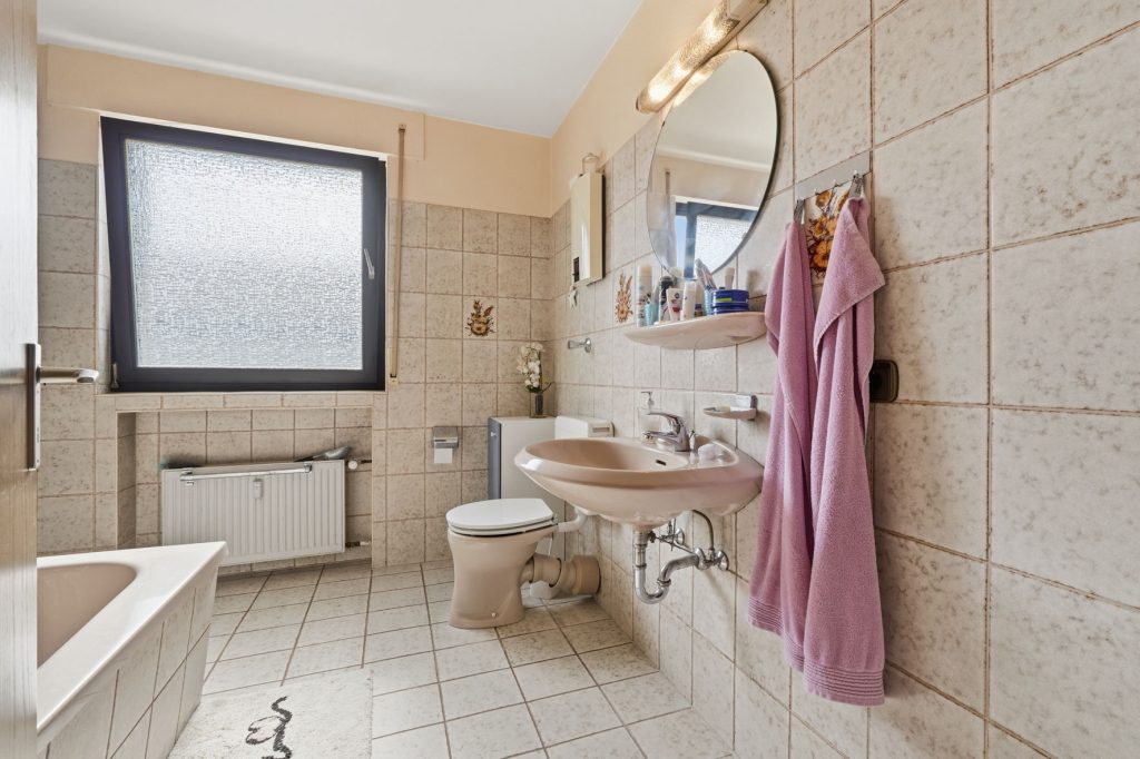 Gütelhöfer Immobilien - Immobilienangebot - Euskirchen / Flamersheim - Alle - Vermietetes Zweifamilienhaus mit Entwicklungspotenzial, 2 Garagen und großem Garten in Flamersheim