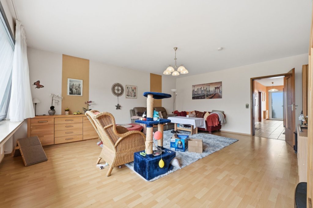 Gütelhöfer Immobilien - Immobilienangebot - Euskirchen / Flamersheim - Alle - Vermietetes Zweifamilienhaus mit Entwicklungspotenzial, 2 Garagen und großem Garten in Flamersheim