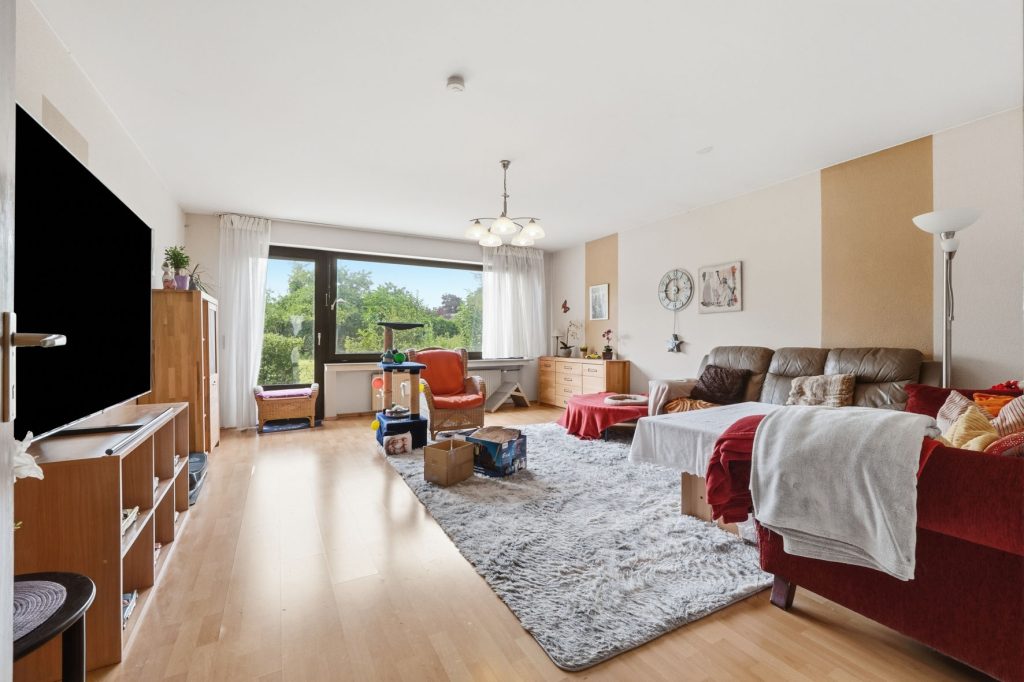 Gütelhöfer Immobilien - Immobilienangebot - Euskirchen / Flamersheim - Alle - Vermietetes Zweifamilienhaus mit Entwicklungspotenzial, 2 Garagen und großem Garten in Flamersheim