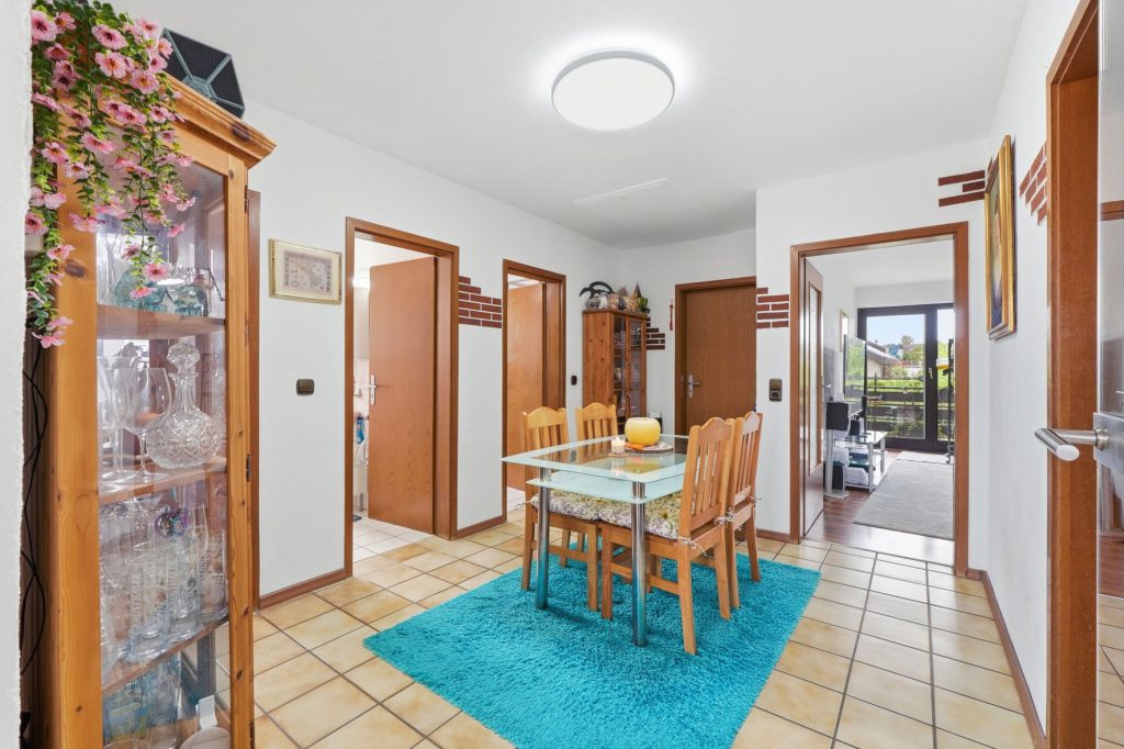 Gütelhöfer Immobilien - Immobilienangebot - Euskirchen / Flamersheim - Alle - Vermietetes Zweifamilienhaus mit Entwicklungspotenzial, 2 Garagen und großem Garten in Flamersheim
