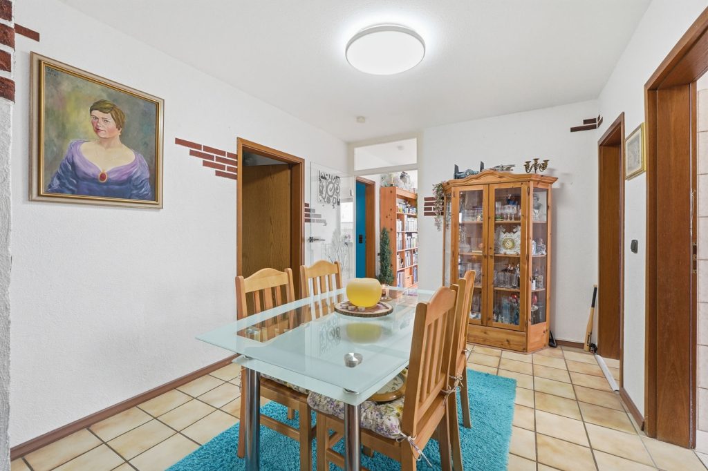 Gütelhöfer Immobilien - Immobilienangebot - Euskirchen / Flamersheim - Alle - Vermietetes Zweifamilienhaus mit Entwicklungspotenzial, 2 Garagen und großem Garten in Flamersheim
