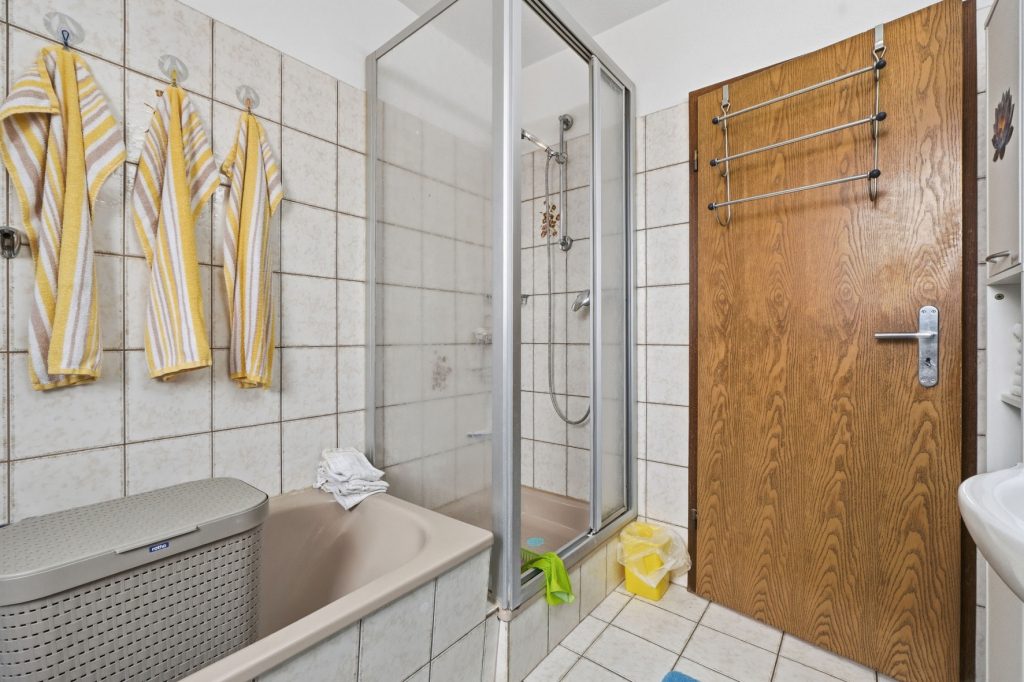 Gütelhöfer Immobilien - Immobilienangebot - Euskirchen / Flamersheim - Alle - Vermietetes Zweifamilienhaus mit Entwicklungspotenzial, 2 Garagen und großem Garten in Flamersheim