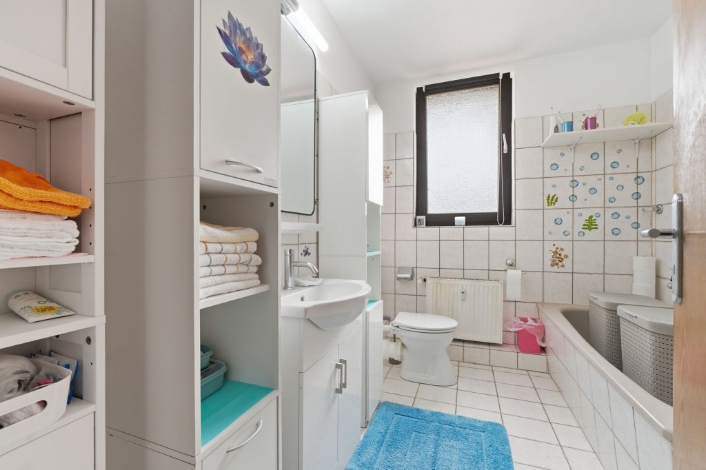 Gütelhöfer Immobilien - Immobilienangebot - Euskirchen / Flamersheim - Alle - Vermietetes Zweifamilienhaus mit Entwicklungspotenzial, 2 Garagen und großem Garten in Flamersheim