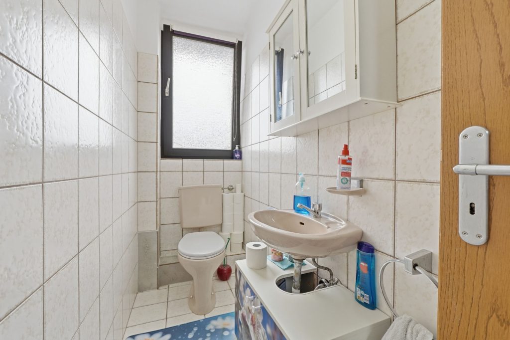 Gütelhöfer Immobilien - Immobilienangebot - Euskirchen / Flamersheim - Alle - Vermietetes Zweifamilienhaus mit Entwicklungspotenzial, 2 Garagen und großem Garten in Flamersheim
