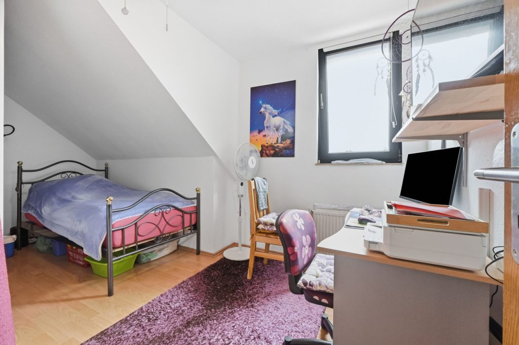 Gütelhöfer Immobilien - Immobilienangebot - Euskirchen / Flamersheim - Alle - Vermietetes Zweifamilienhaus mit Entwicklungspotenzial, 2 Garagen und großem Garten in Flamersheim