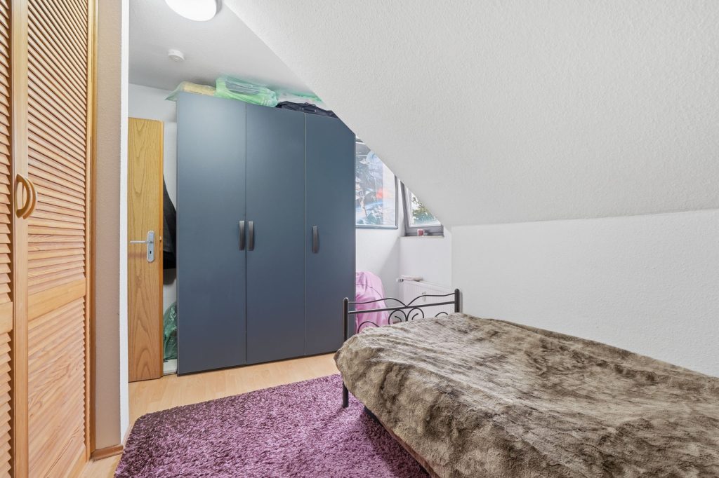 Gütelhöfer Immobilien - Immobilienangebot - Euskirchen / Flamersheim - Alle - Vermietetes Zweifamilienhaus mit Entwicklungspotenzial, 2 Garagen und großem Garten in Flamersheim