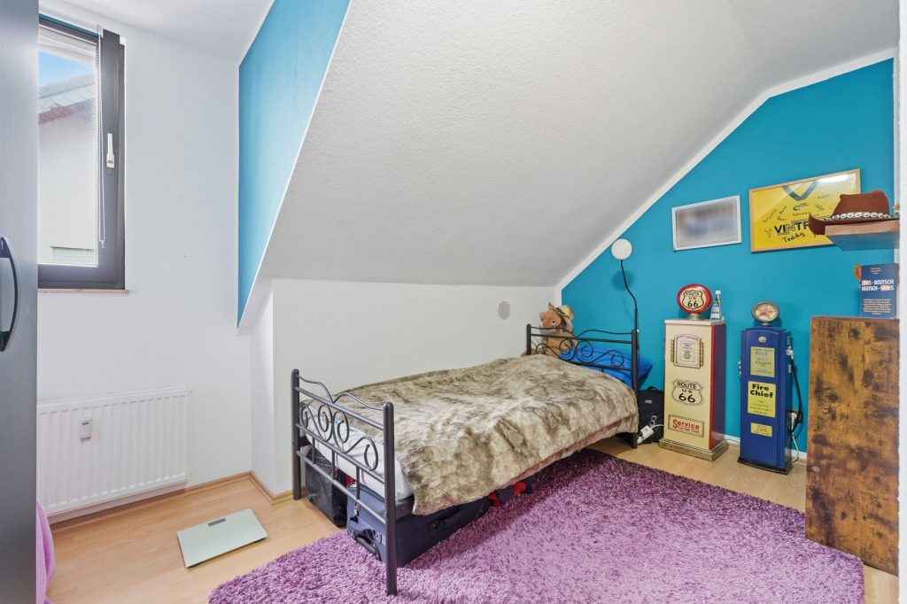 Gütelhöfer Immobilien - Immobilienangebot - Euskirchen / Flamersheim - Alle - Vermietetes Zweifamilienhaus mit Entwicklungspotenzial, 2 Garagen und großem Garten in Flamersheim