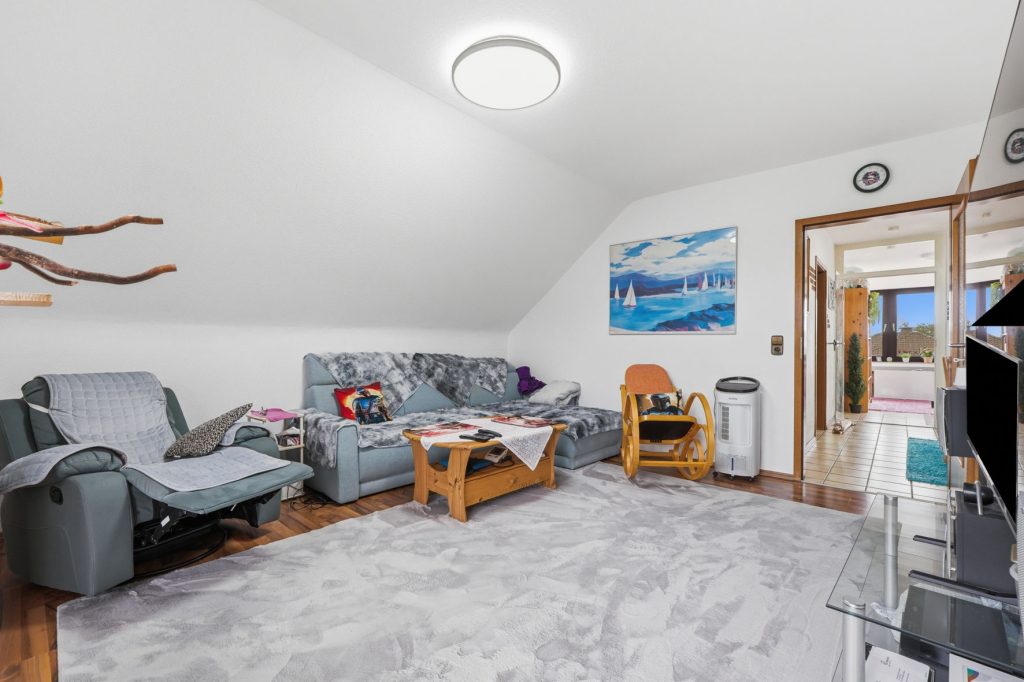 Gütelhöfer Immobilien - Immobilienangebot - Euskirchen / Flamersheim - Alle - Vermietetes Zweifamilienhaus mit Entwicklungspotenzial, 2 Garagen und großem Garten in Flamersheim