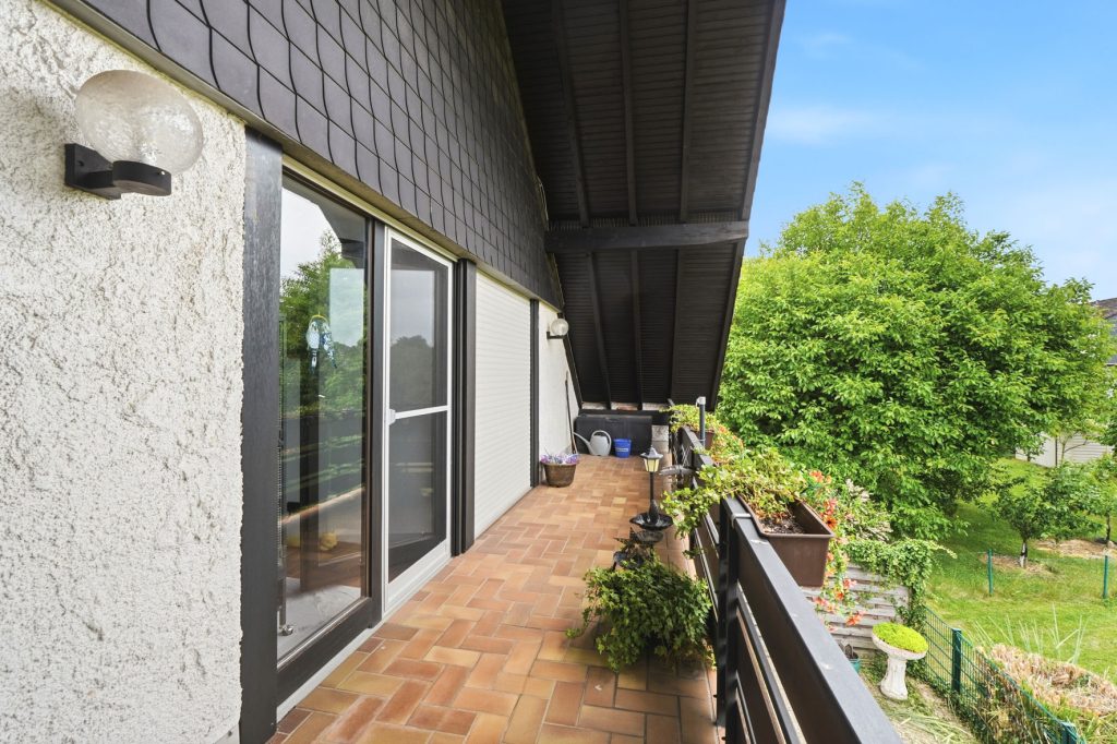 Gütelhöfer Immobilien - Immobilienangebot - Euskirchen / Flamersheim - Alle - Vermietetes Zweifamilienhaus mit Entwicklungspotenzial, 2 Garagen und großem Garten in Flamersheim