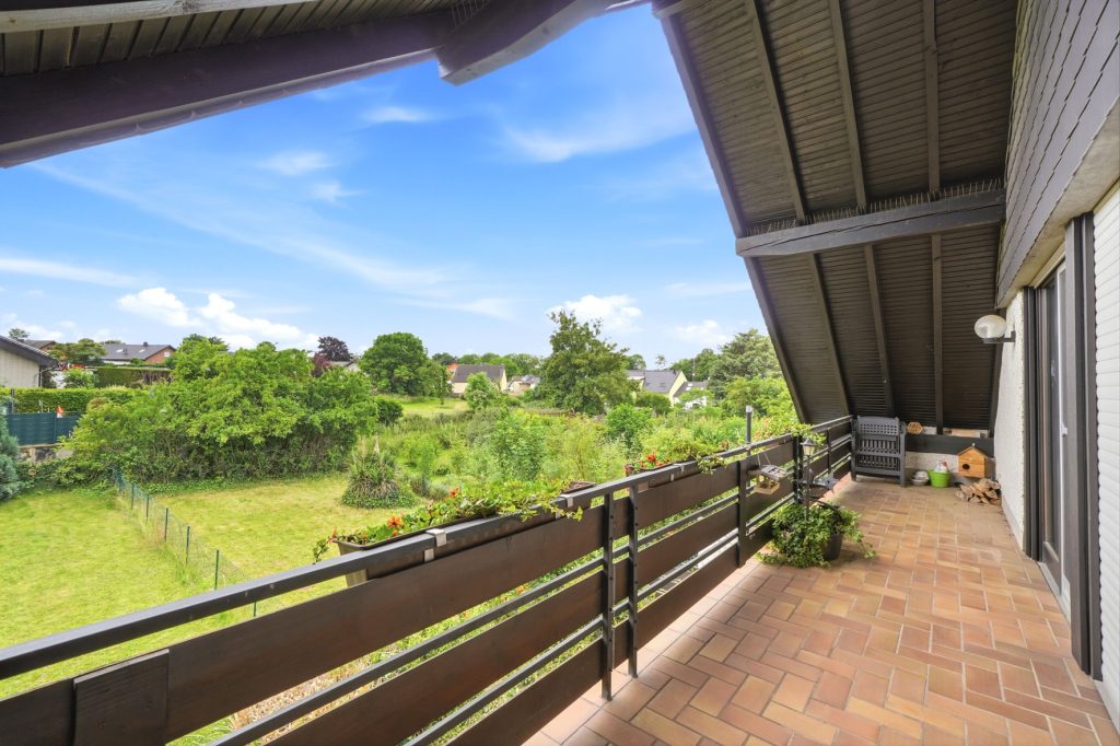 Gütelhöfer Immobilien - Immobilienangebot - Euskirchen / Flamersheim - Alle - Vermietetes Zweifamilienhaus mit Entwicklungspotenzial, 2 Garagen und großem Garten in Flamersheim