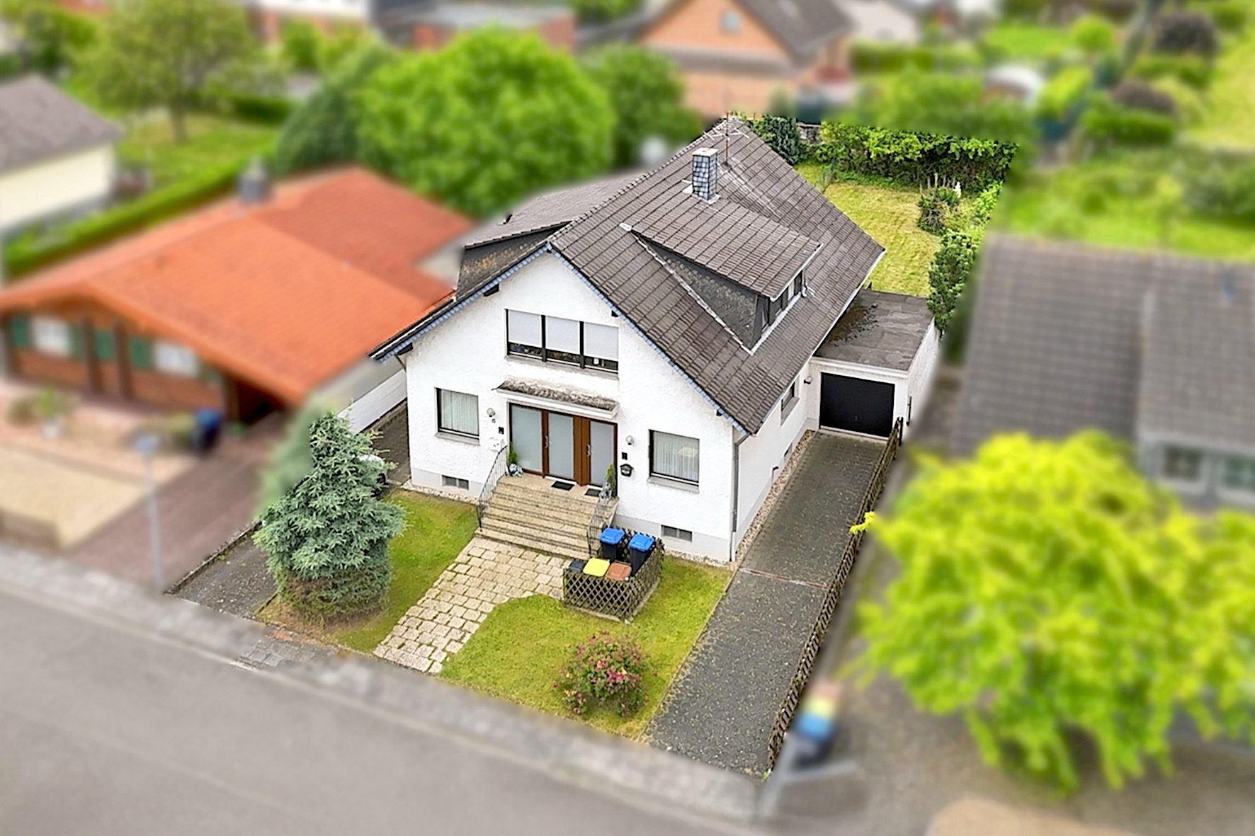 Gütelhöfer Immobilien - Immobilienangebot - Euskirchen / Flamersheim - Alle - Vermietetes Zweifamilienhaus mit Entwicklungspotenzial, 2 Garagen und großem Garten in Flamersheim