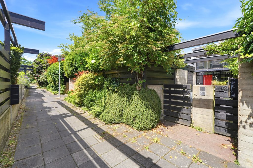 Gütelhöfer Immobilien - Immobilienangebot - Meckenheim - Alle - Lichtdurchfluteter Split-Level-Wohntraum mit PV Anlage, zwei Terrassen, offenem Kamin und Garage