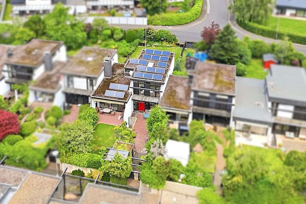 Gütelhöfer Immobilien - Immobilienangebot - Meckenheim - Alle - Lichtdurchfluteter Split-Level-Wohntraum mit PV Anlage, zwei Terrassen, offenem Kamin und Garage