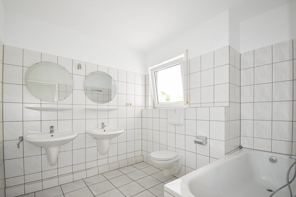 Gütelhöfer Immobilien - Immobilienangebot - Brühl - Alle - Sofort bezugsfrei! Helle 4-Raumwohnung mit zwei Balkonen und 2 KFZ-Stellplätzen in Brühler Toplage