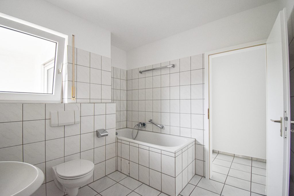 Gütelhöfer Immobilien - Immobilienangebot - Brühl - Alle - Sofort bezugsfrei! Helle 4-Raumwohnung mit zwei Balkonen und 2 KFZ-Stellplätzen in Brühler Toplage