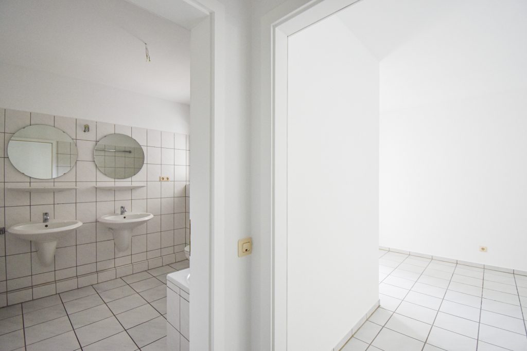 Gütelhöfer Immobilien - Immobilienangebot - Brühl - Alle - Sofort bezugsfrei! Helle 4-Raumwohnung mit zwei Balkonen und 2 KFZ-Stellplätzen in Brühler Toplage