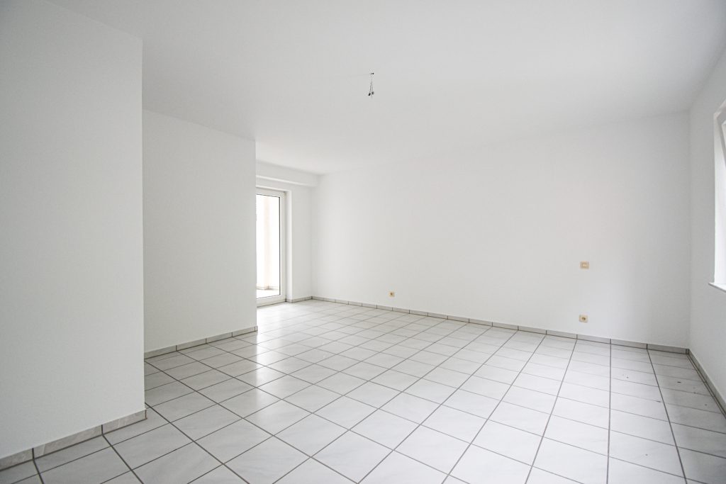 Gütelhöfer Immobilien - Immobilienangebot - Brühl - Alle - Sofort bezugsfrei! Helle 4-Raumwohnung mit zwei Balkonen und 2 KFZ-Stellplätzen in Brühler Toplage