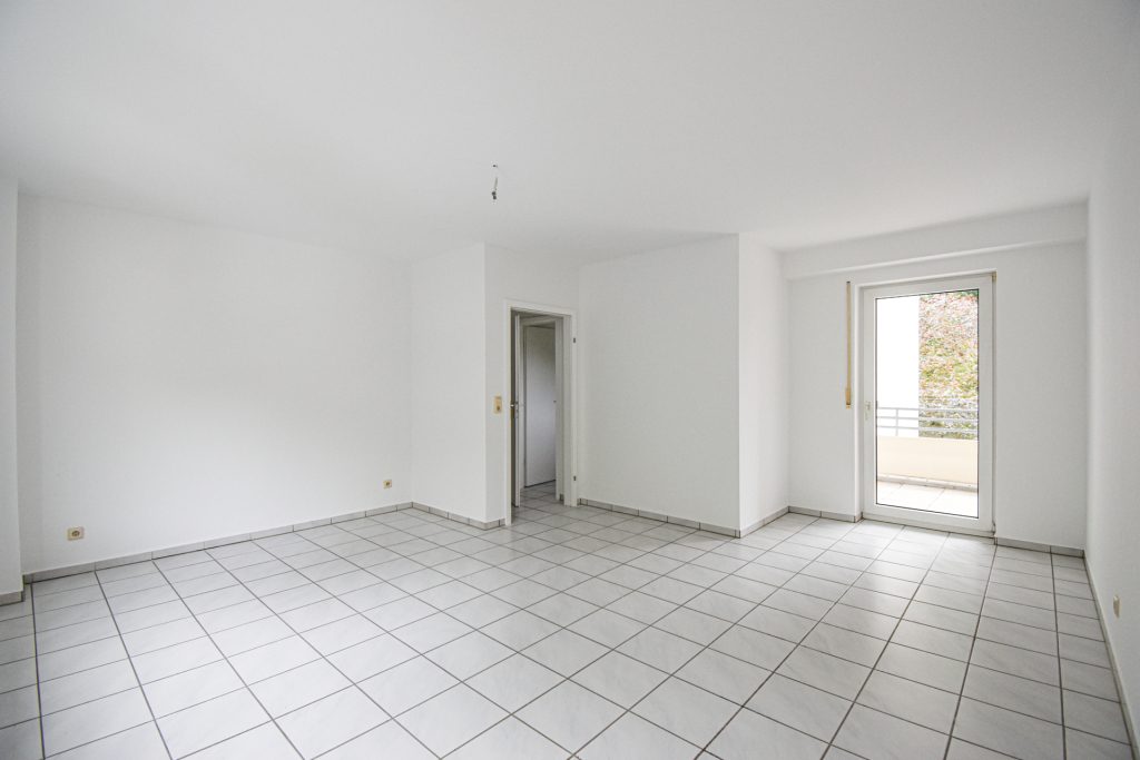 Gütelhöfer Immobilien - Immobilienangebot - Brühl - Alle - Sofort bezugsfrei! Helle 4-Raumwohnung mit zwei Balkonen und 2 KFZ-Stellplätzen in Brühler Toplage