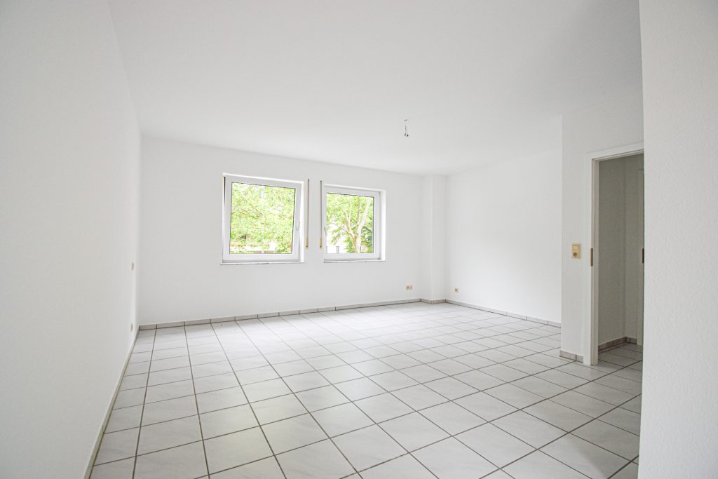 Gütelhöfer Immobilien - Immobilienangebot - Brühl - Alle - Sofort bezugsfrei! Helle 4-Raumwohnung mit zwei Balkonen und 2 KFZ-Stellplätzen in Brühler Toplage