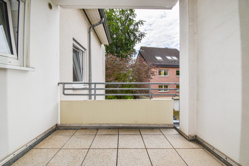 Gütelhöfer Immobilien - Immobilienangebot - Brühl - Alle - Sofort bezugsfrei! Helle 4-Raumwohnung mit zwei Balkonen und 2 KFZ-Stellplätzen in Brühler Toplage