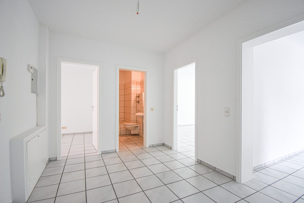 Gütelhöfer Immobilien - Immobilienangebot - Brühl - Alle - Sofort bezugsfrei! Helle 4-Raumwohnung mit zwei Balkonen und 2 KFZ-Stellplätzen in Brühler Toplage