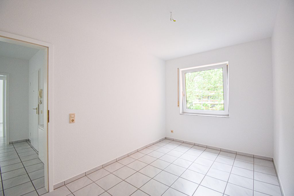 Gütelhöfer Immobilien - Immobilienangebot - Brühl - Alle - Sofort bezugsfrei! Helle 4-Raumwohnung mit zwei Balkonen und 2 KFZ-Stellplätzen in Brühler Toplage