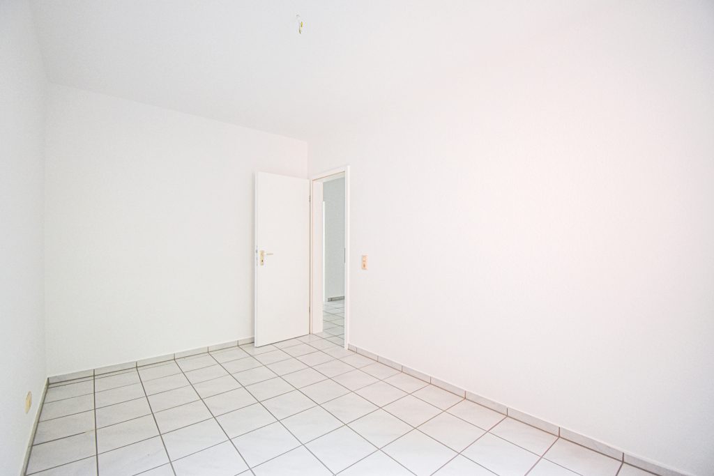 Gütelhöfer Immobilien - Immobilienangebot - Brühl - Alle - Sofort bezugsfrei! Helle 4-Raumwohnung mit zwei Balkonen und 2 KFZ-Stellplätzen in Brühler Toplage