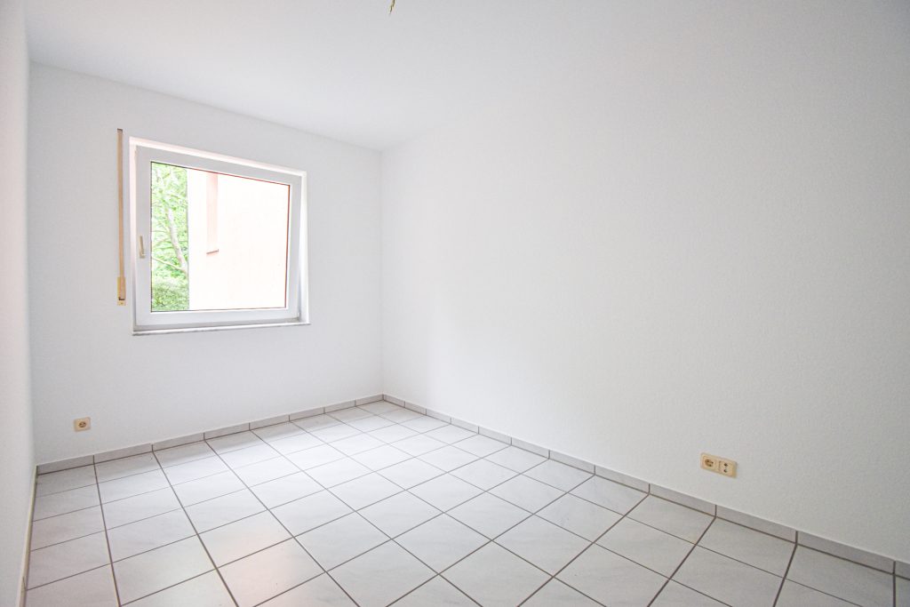 Gütelhöfer Immobilien - Immobilienangebot - Brühl - Alle - Sofort bezugsfrei! Helle 4-Raumwohnung mit zwei Balkonen und 2 KFZ-Stellplätzen in Brühler Toplage