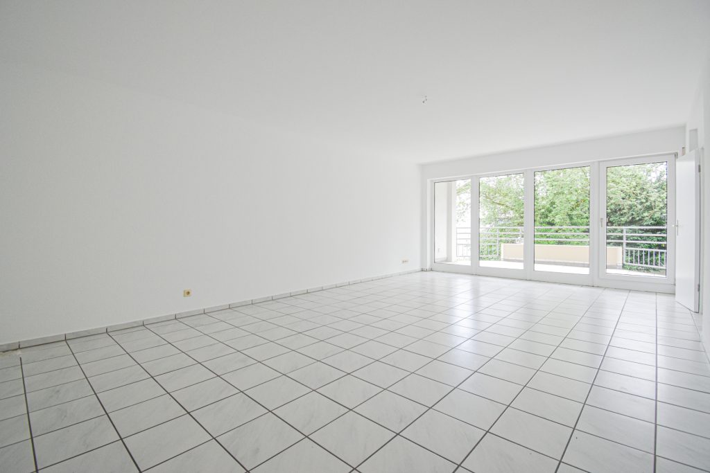 Gütelhöfer Immobilien - Immobilienangebot - Brühl - Alle - Sofort bezugsfrei! Helle 4-Raumwohnung mit zwei Balkonen und 2 KFZ-Stellplätzen in Brühler Toplage