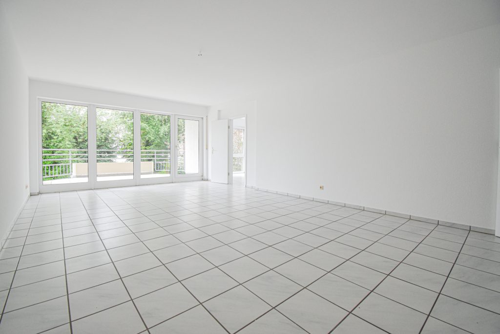 Gütelhöfer Immobilien - Immobilienangebot - Brühl - Alle - Sofort bezugsfrei! Helle 4-Raumwohnung mit zwei Balkonen und 2 KFZ-Stellplätzen in Brühler Toplage
