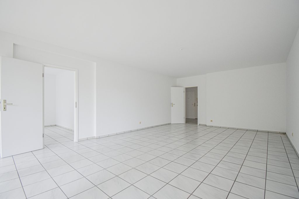 Gütelhöfer Immobilien - Immobilienangebot - Brühl - Alle - Sofort bezugsfrei! Helle 4-Raumwohnung mit zwei Balkonen und 2 KFZ-Stellplätzen in Brühler Toplage