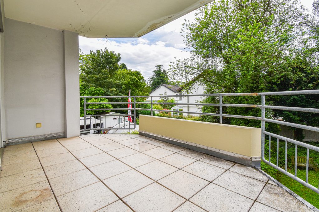 Gütelhöfer Immobilien - Immobilienangebot - Brühl - Alle - Sofort bezugsfrei! Helle 4-Raumwohnung mit zwei Balkonen und 2 KFZ-Stellplätzen in Brühler Toplage