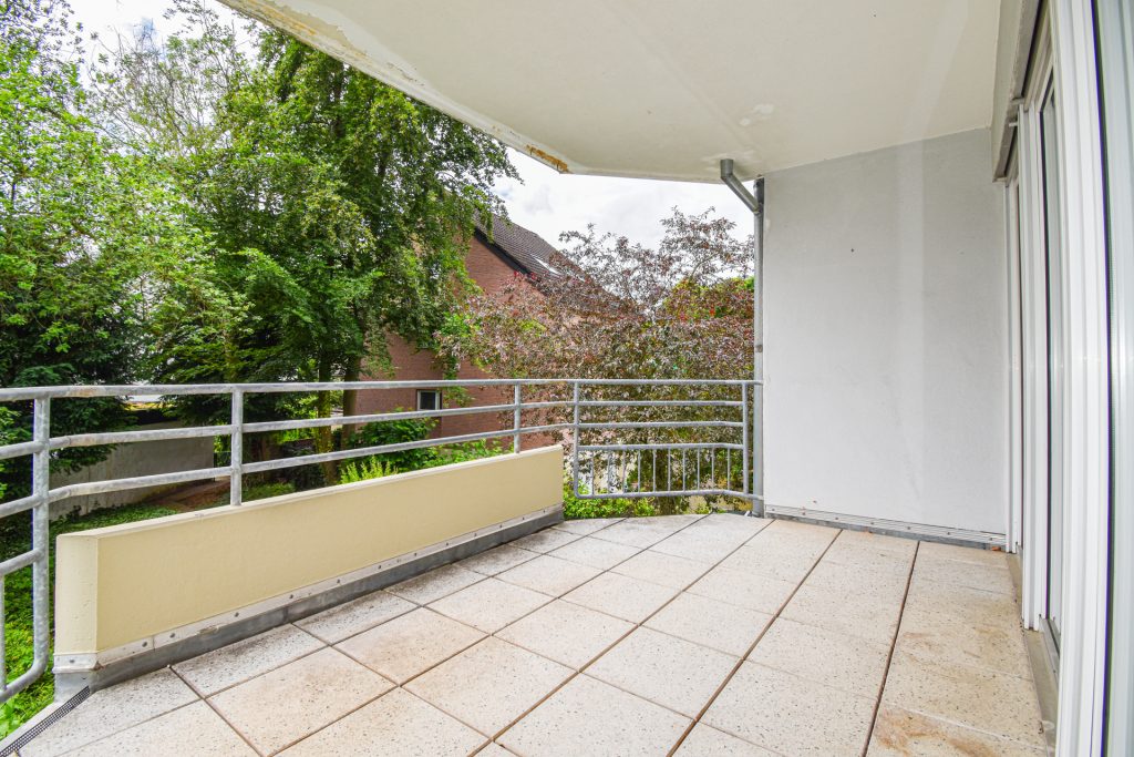 Gütelhöfer Immobilien - Immobilienangebot - Brühl - Alle - Sofort bezugsfrei! Helle 4-Raumwohnung mit zwei Balkonen und 2 KFZ-Stellplätzen in Brühler Toplage
