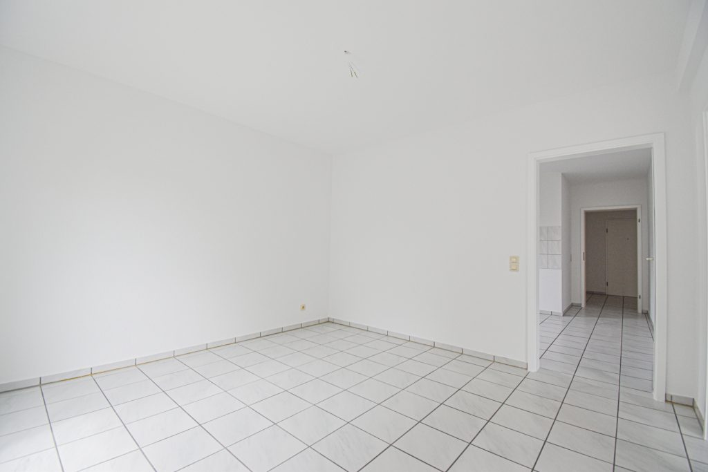 Gütelhöfer Immobilien - Immobilienangebot - Brühl - Alle - Sofort bezugsfrei! Helle 4-Raumwohnung mit zwei Balkonen und 2 KFZ-Stellplätzen in Brühler Toplage