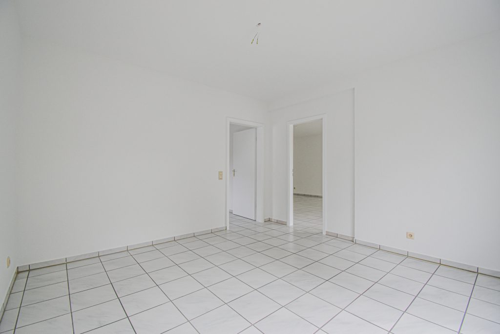 Gütelhöfer Immobilien - Immobilienangebot - Brühl - Alle - Sofort bezugsfrei! Helle 4-Raumwohnung mit zwei Balkonen und 2 KFZ-Stellplätzen in Brühler Toplage
