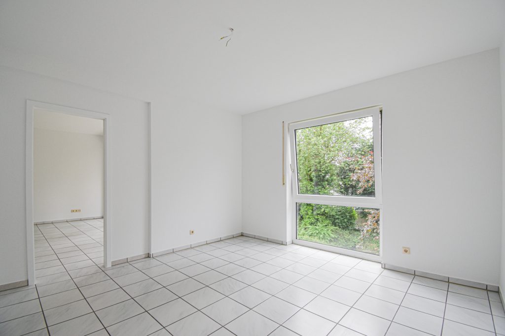 Gütelhöfer Immobilien - Immobilienangebot - Brühl - Alle - Sofort bezugsfrei! Helle 4-Raumwohnung mit zwei Balkonen und 2 KFZ-Stellplätzen in Brühler Toplage