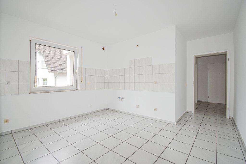 Gütelhöfer Immobilien - Immobilienangebot - Brühl - Alle - Sofort bezugsfrei! Helle 4-Raumwohnung mit zwei Balkonen und 2 KFZ-Stellplätzen in Brühler Toplage