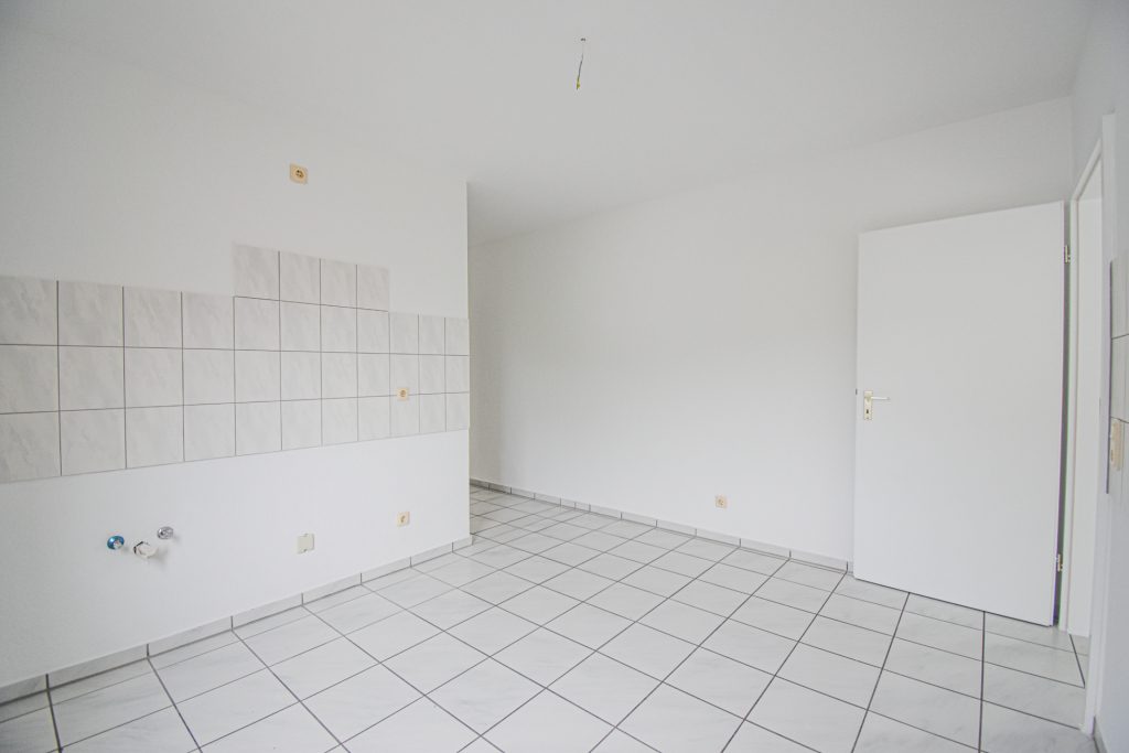 Gütelhöfer Immobilien - Immobilienangebot - Brühl - Alle - Sofort bezugsfrei! Helle 4-Raumwohnung mit zwei Balkonen und 2 KFZ-Stellplätzen in Brühler Toplage