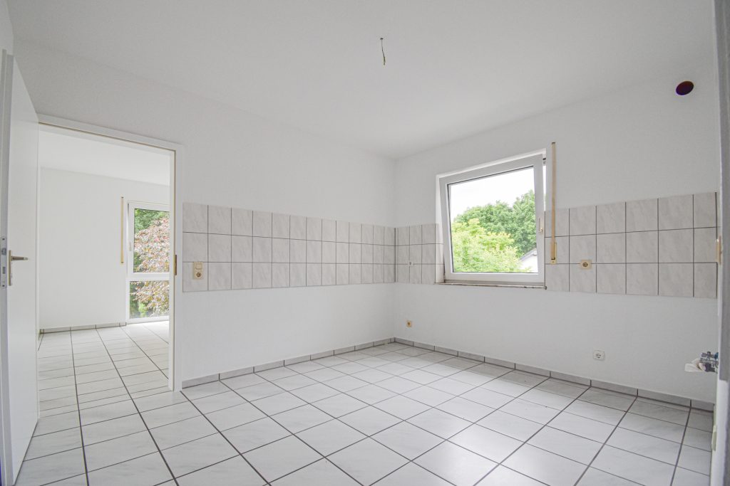 Gütelhöfer Immobilien - Immobilienangebot - Brühl - Alle - Sofort bezugsfrei! Helle 4-Raumwohnung mit zwei Balkonen und 2 KFZ-Stellplätzen in Brühler Toplage