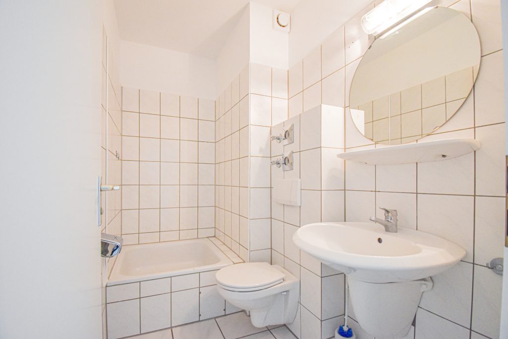 Gütelhöfer Immobilien - Immobilienangebot - Brühl - Alle - Sofort bezugsfrei! Helle 4-Raumwohnung mit zwei Balkonen und 2 KFZ-Stellplätzen in Brühler Toplage