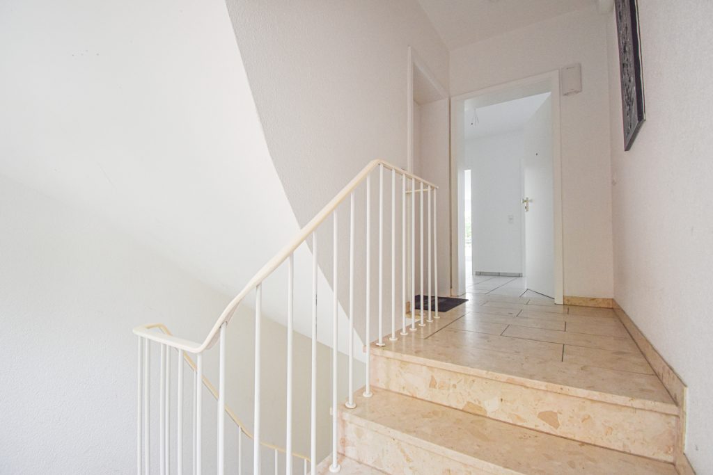 Gütelhöfer Immobilien - Immobilienangebot - Brühl - Alle - Sofort bezugsfrei! Helle 4-Raumwohnung mit zwei Balkonen und 2 KFZ-Stellplätzen in Brühler Toplage