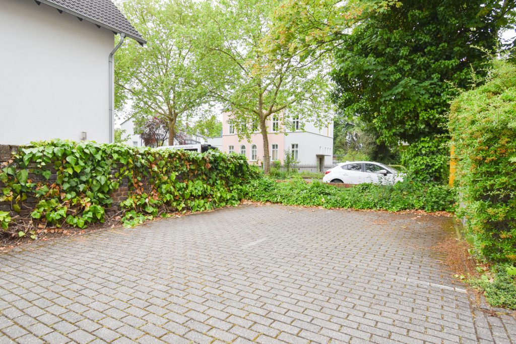 Gütelhöfer Immobilien - Immobilienangebot - Brühl - Alle - Sofort bezugsfrei! Helle 4-Raumwohnung mit zwei Balkonen und 2 KFZ-Stellplätzen in Brühler Toplage